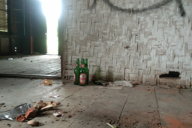 Botol minuman keras di eks Gedung Kawedanaan Rengasdengklok.