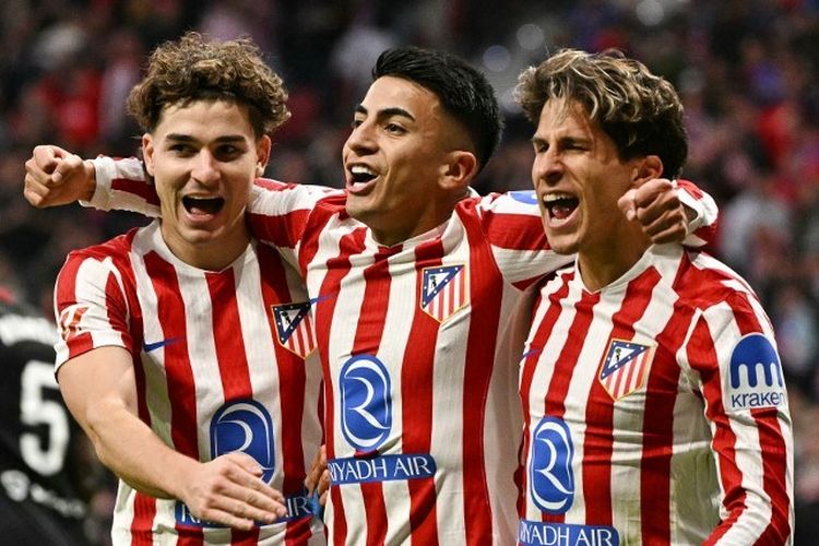 Gelandang Atletico Madrid, Thiago Almada, merayakan gol kedua bagi timnya bersama Julian Alvarez (kiri) dan Giuliano Simeone pada laga Liga Spanyol antara Atletico Madrid dan Sevilla FC di Stadion Metropolitano di Madrid pada tanggal 1 November 2025.