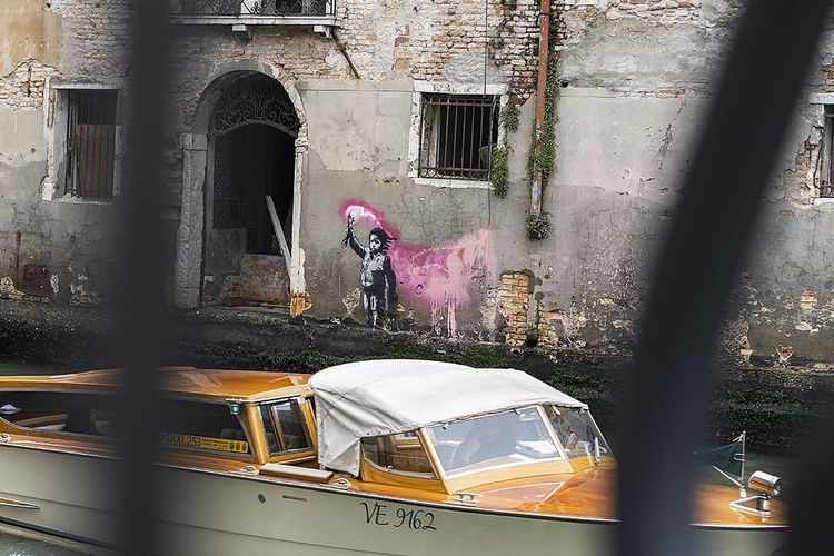 Mural Banksy tentang pengungsi global di Italia