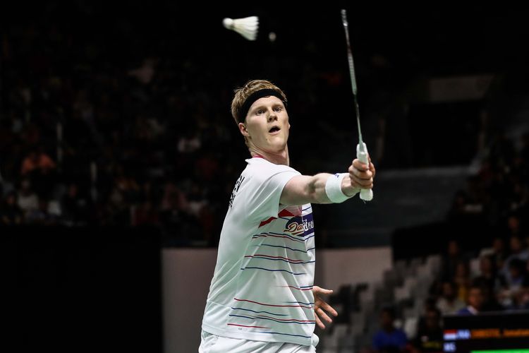 Pebulu tangkis tunggal putra Denmark, Anders Antonsen melawan wakil Indonesia, Jonatan Christie saat pertandingan babak perempat final Indonesia Masters 2020 di Istora Senayan, Jakarta, Jumat (17/1/2020). Jonatan Christie harus mengakui keunggulan wakil Denmark, Anders Antonsen, setelah takluk melalui rubber game 14-21, 21-10, 12-21.