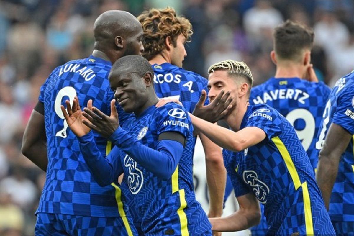 N'Golo Kante (kiri) seusai mencetak gol pada laga pekan kelima Liga Inggris yang mempertemukan Tottenham vs Chelse di Tottenham Hotspur Stadium, Mingu (19/9/2021) malam WIB.