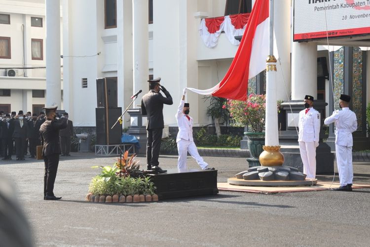 Upacara peringatan Hari Pahlawan di halaman kantor Pemkab Tuban, Rabu (10/11/2021).