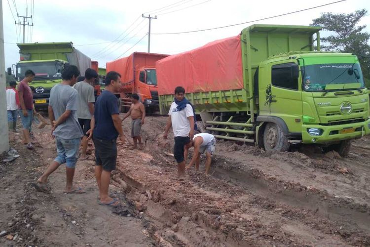 Jalan lintas yang rusak parah di Kabupaten Indragiri Hulu, Riau, Kamis (3/11/2022)