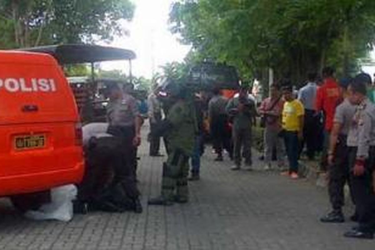 Tim gegana Polda DI Yogyakarta saat bersiap mengamankan tas yg diduga berisi bom.