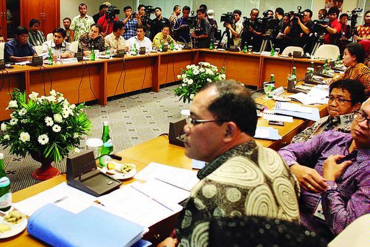 Anggota Panitia Khusus Hak Angket Bank Centurymendatangi Bank Indonesia, Jakarta, Jumat (12/2). Mereka mencari dataterkait Bank Century.