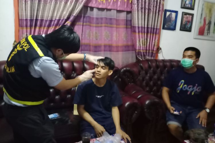 Tim dokter Polresta Bandar Lampung memeriksa Asep (23) korban salah sasaran saat polisi mencari perusuh demonstrasi mahasiswa. (FOTO: Dok. Polda Lampung)