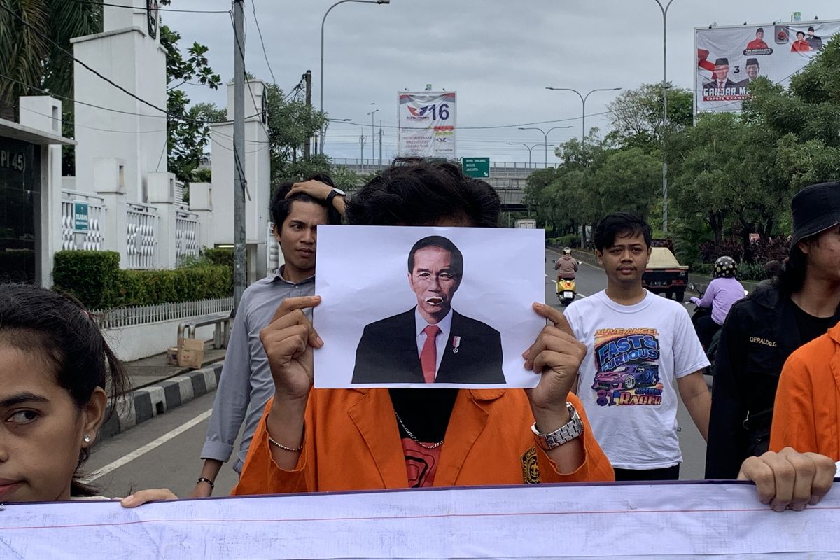 Aliansi mahasiswa Bekasi-Karawang (Bakar) menggelar orasi di Jalan Cut Mutia, Bekasi Timur, Kota Bekasi, Selasa (6/2/2024) sore, untuk menyikapi situasi politik yang terjadi di Tanah Air belakangan ini.