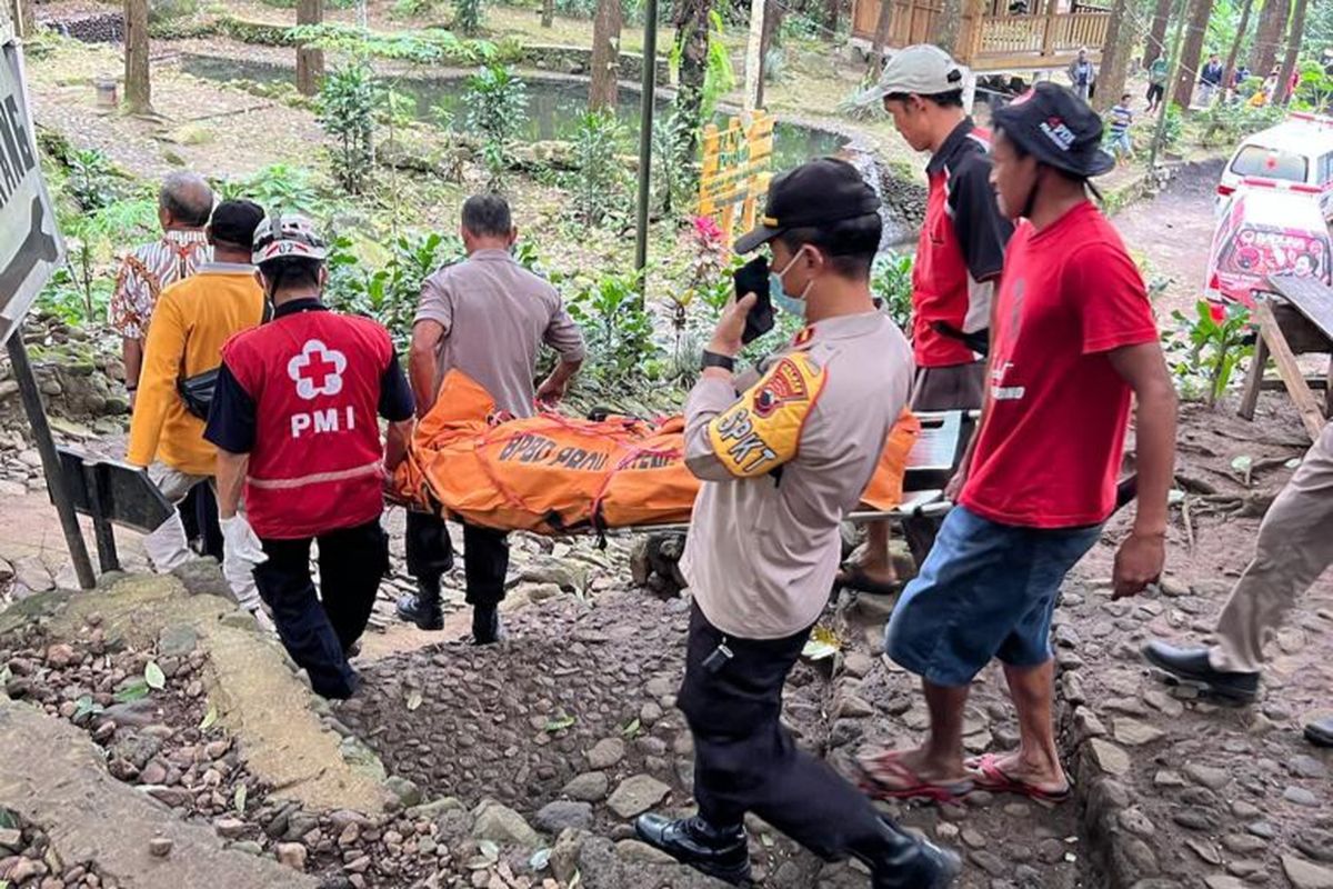 Proses evakuasi seorang yang gantung diri di Wisata Semirang.