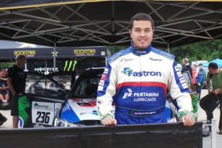 Pereli Rifat Sungkar saat mengikuti New England Forest Rally (NEFR) di Newry, negara bagian Maine, yang berakhir Sabtu (27/7/2013).