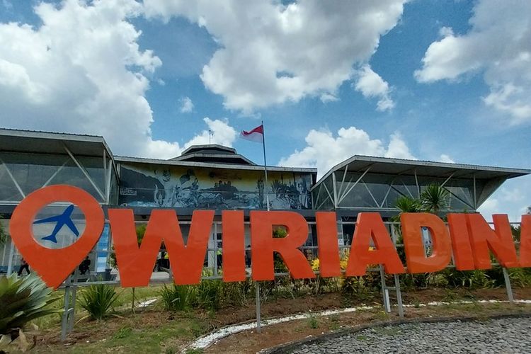 Pj Wali Kota Tasikmalaya Cheka Virgowansyah, menyambut langsung kedatangan pesawat komersil Citilink sekaligus pembukaan kembali Bandara Wiriadinata usai masa Pandemi Covid-19, Senin (2/10/2023).