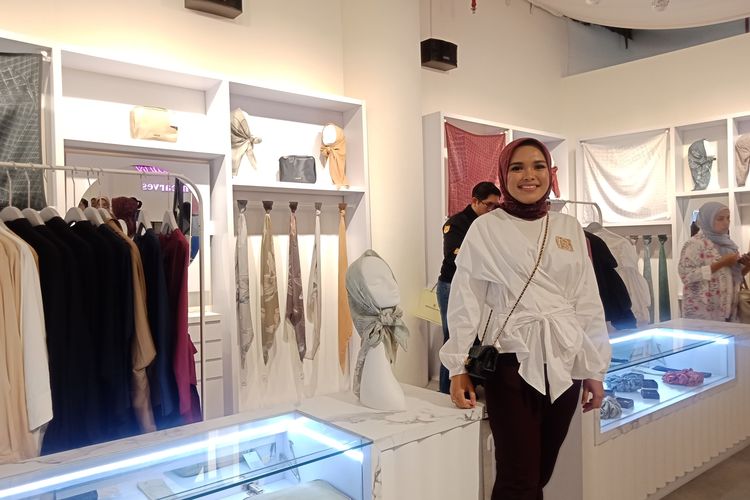 Pemilik sekaligus Direktur Kreatif Buttonscarves, Linda Aggrea di thematic store Buttonscarves Senayan City, Jakarta Selatan, Jumat (13/3/2020).