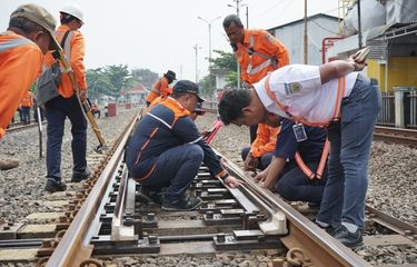 KAI Daop 4 Semarang perbaiki jalur rel kereta api. Rabu (19/10/2022).