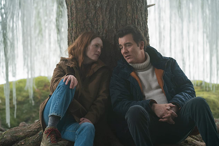 Julianne Moore dan Clive Owen dalam serial drama misteri Lisey's Story (2021).