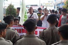 Pendukung Budi Gunawan Bakar Kertas di Halaman PN Jaksel