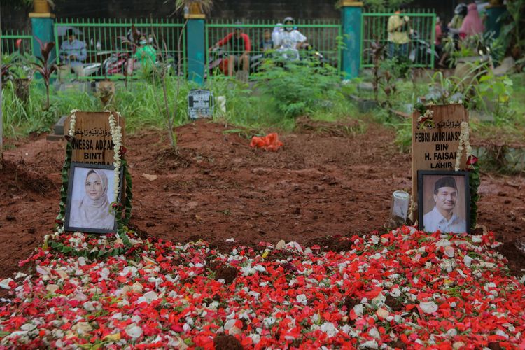 Makam Vanessa Angel dan Febri (Bibi) Andriansyah di Taman Makam Malaka, Pesanggrahan, Jakarta Selatan, Jumat (5/11/2021). Vanessa Angel dan Bibi Andriansyah meninggal dalam sebuah kecelakaan tunggal di Tol Jombang, Jawa Timur, Kamis (4/11/2021).
