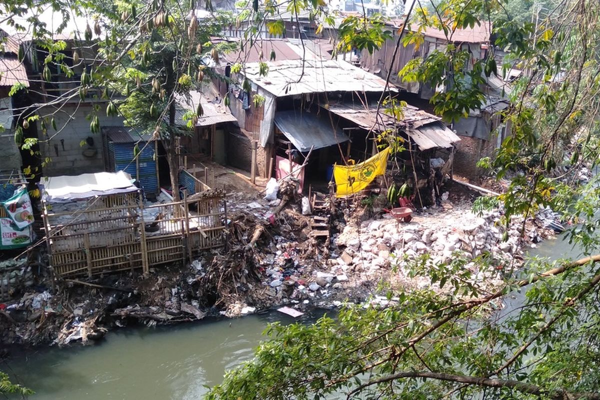 Penampakan lahan buatan dan rumah di bantaran Kali Ciliwung, Jakarta Timur, Rabu (14/8/2019)
