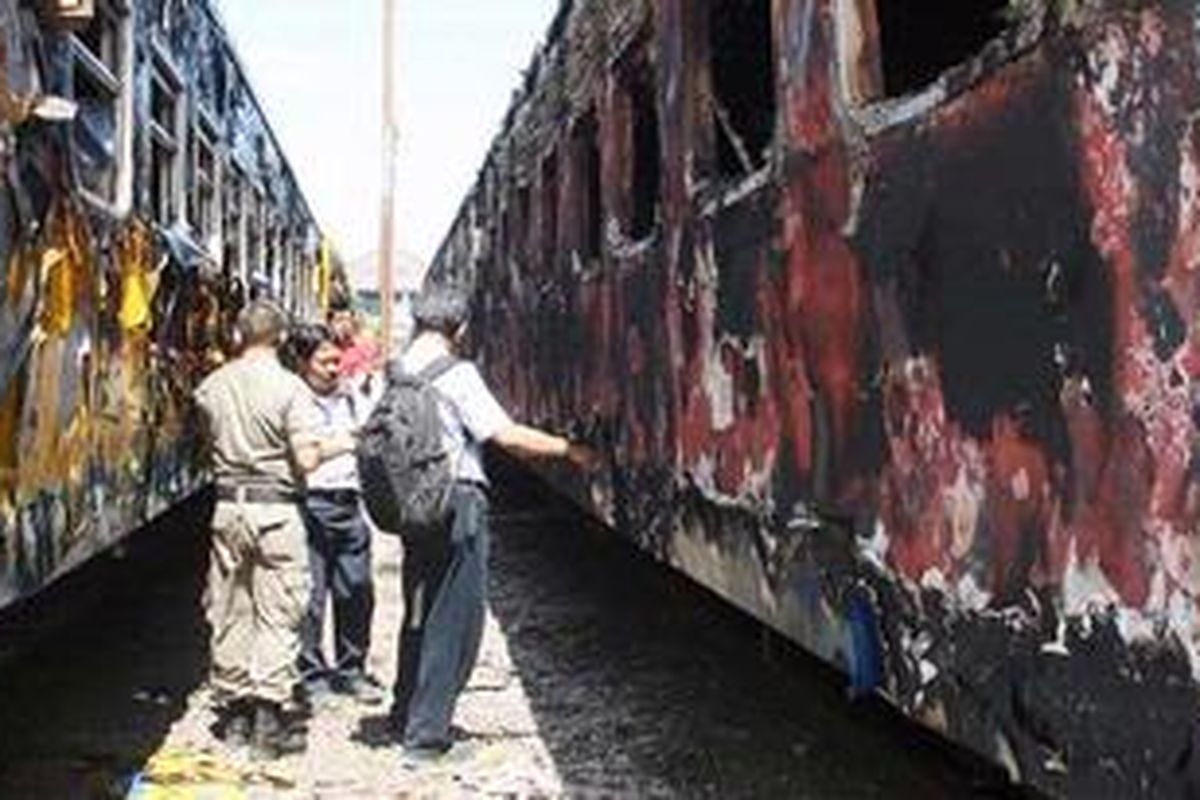 Inilah bangkai gerbong kereta api yang terbakar di Stasiun Rangkasbitung, Banten, Senin (11/10/2010) dini hari.
