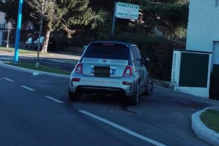 Mobil FIAT 500 milik Mario Balotelli ditinggal di tepi jalan setelah striker asal Brescia tersebut menabrak pintu gerbang rumah tetangga di Brescia pada malam Tahun Baru 2020.