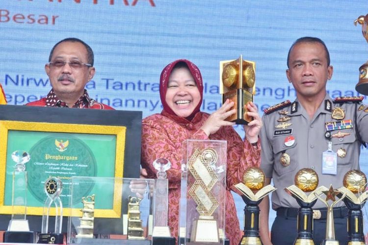 Wali Kota Surabaya Tri Rismaharini foto bareng dengan Ketua DPRD Kota Surabaya Armuji dan Kapolrestabes Surabaya Kombes Pol Rudi Setiawan memamerkan sederet penghargaan yang diraih Kota Surabaya di halaman Taman Surya Balai Kota Surabaya, Rabu(16/1/2019).