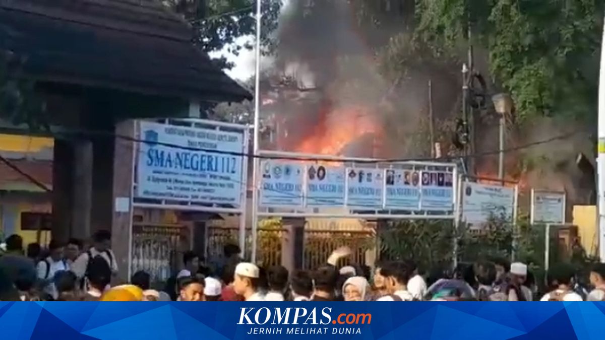 Murid SMAN 112 Jakarta Berlarian Selamatkan Diri Saat Api Membakar ...