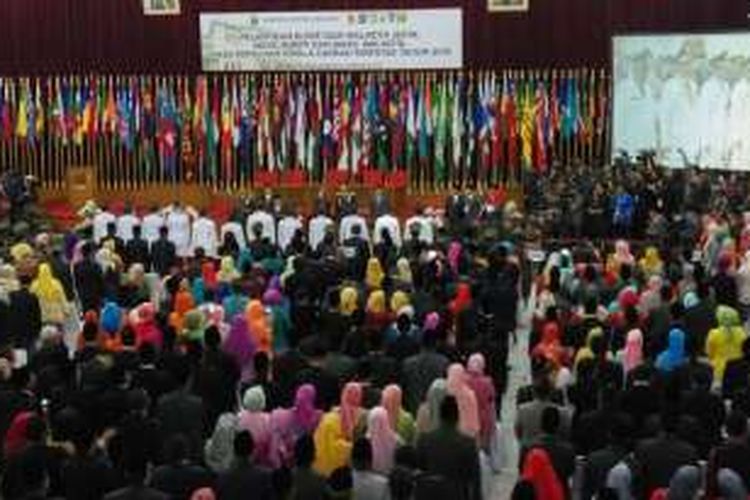 Sebanyak 12 kepala dan wakil kepala daerah dari 6 kota/kabupaten di Jawa Barat dilantik di Gedung Merdeka, Bandung, Jawa Barat, Rabu (17/2/2016). 