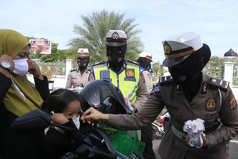 Bagi-bagi Masker Peringati HUT Polwan Dikira Razia, Banyak Pengendara Balik Arah