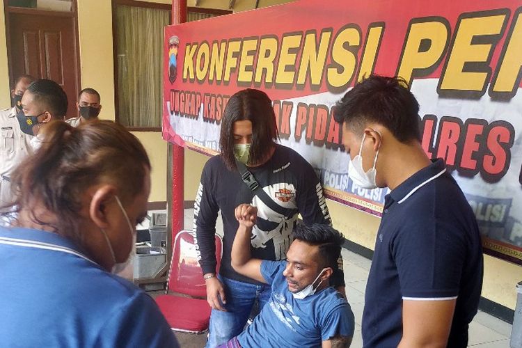 Zaky Rohman tersangka upaya pembegalan mobil putri Bupati Brebes dihadirkan dalam konferensi pers di Mapolres Brebes, Senin (19/4/2021)