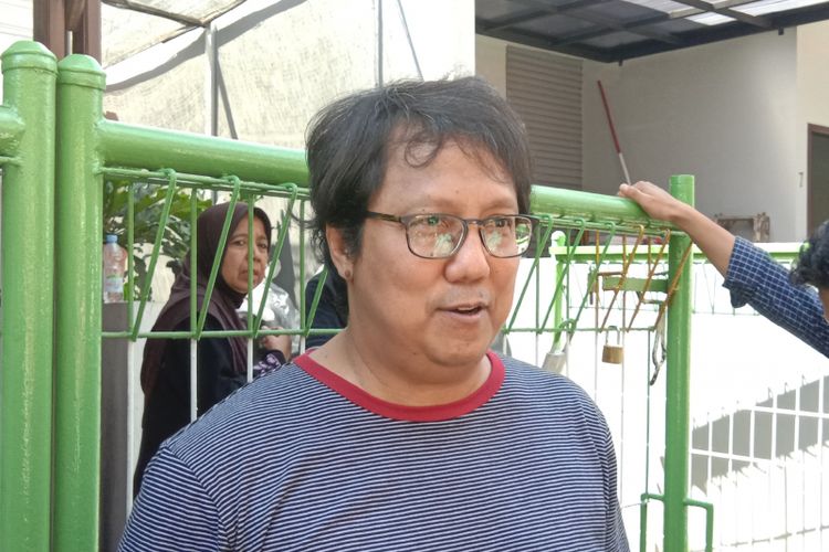 Erwin Gutawa. endatangi rumah duka mendiang Dian Pramana Poetra di Jalan Tebet Barat, Jakarta Selatan, Jumat (28/12/2018).