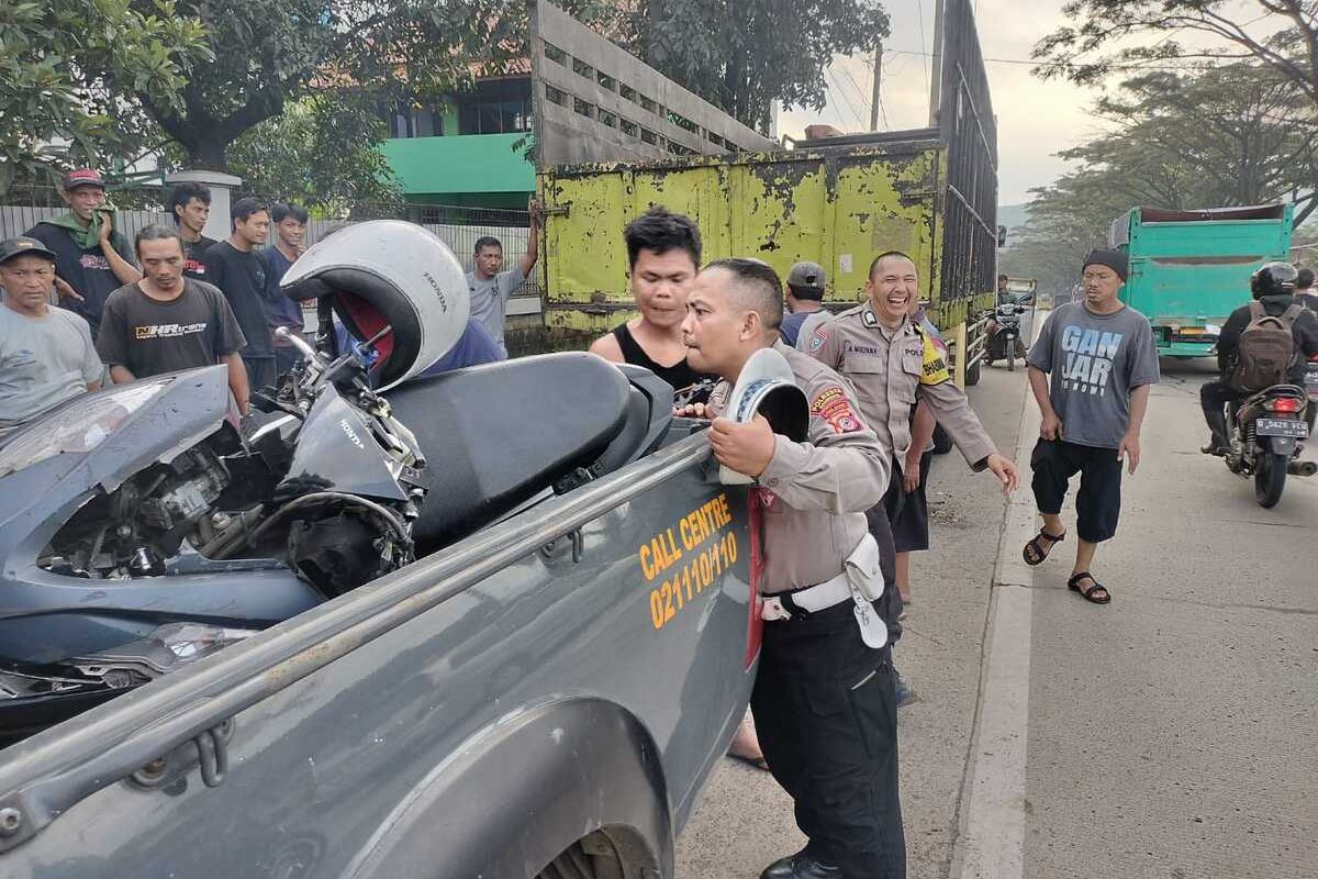 Dua orang tewas akibat insiden tabarak yang terjadi di Jalan Raya Cicalengka - Garut, Kabupaten Bandung, Jawa Barat, Minggu (25/5/2025) korban meninggal dunia merupakan pengendara motor yang menabrak bagian belakang truk.