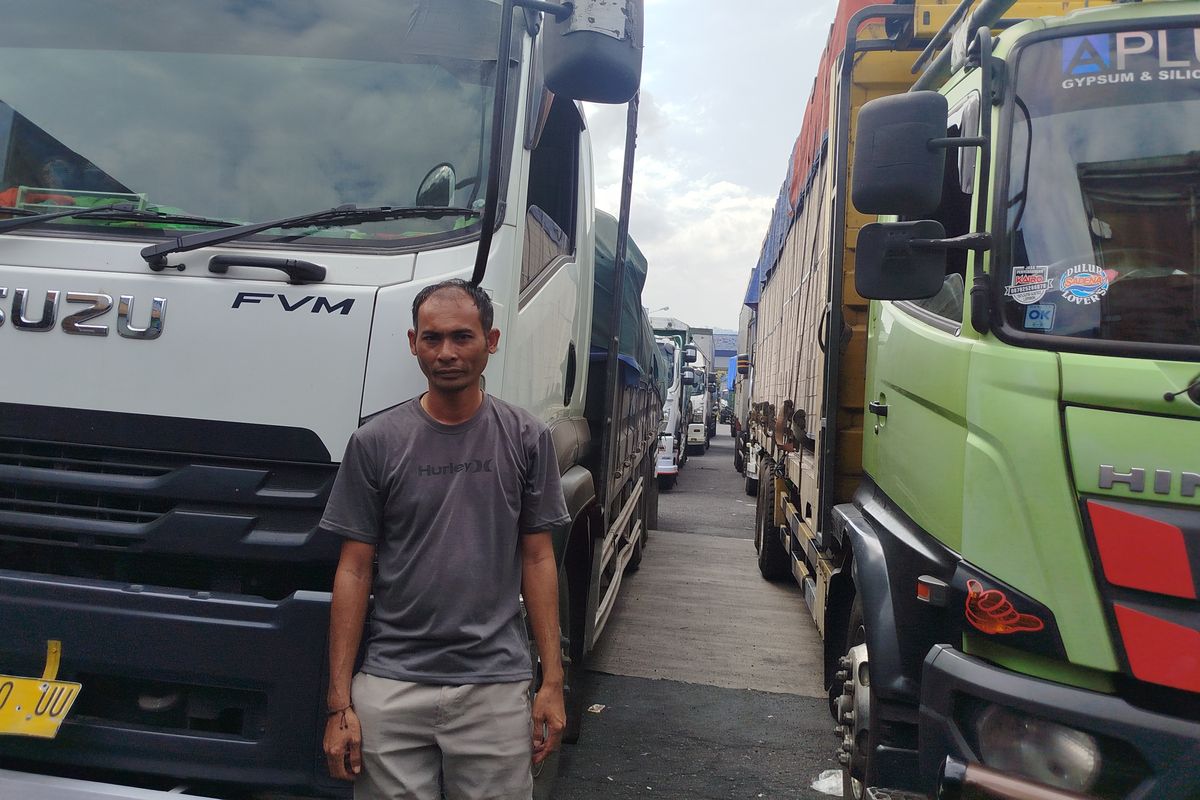 Sopir Putu Budi saat antre kendaraan di tengah kemacetan ekstrem Pelabuhan Ketapang Banyuwangi. 