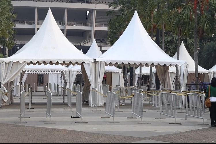 Salah satu pintu masuk ke Stadion Utama Gelora Bung Karno (SUGBK) untuk mengikuti Misa Akbar bersama Paus Fransiskus. 