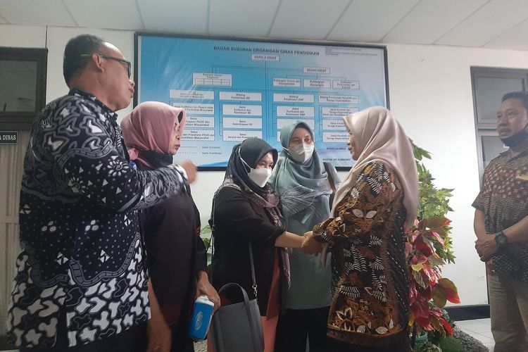 Pihak sekolah SDN Purwomartani saat meminta maaf kepada DES seorang wali murid terkait peristiwa yang terjadi.