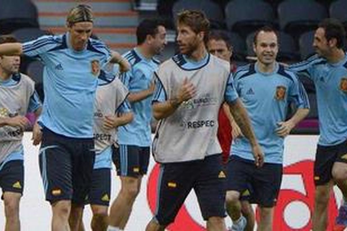 Penyerang tim nasional Spanyol, Fernando Torres (kiri), bek Sergio Ramos (tengah) dan gelandang Andres Iniesta dalam sesi latihan di Stadion Donbass Arena di Donetsk, Jumat (22/6/2012), jelang laga perempat final Piala Eropa 2012 melawan Perancis.