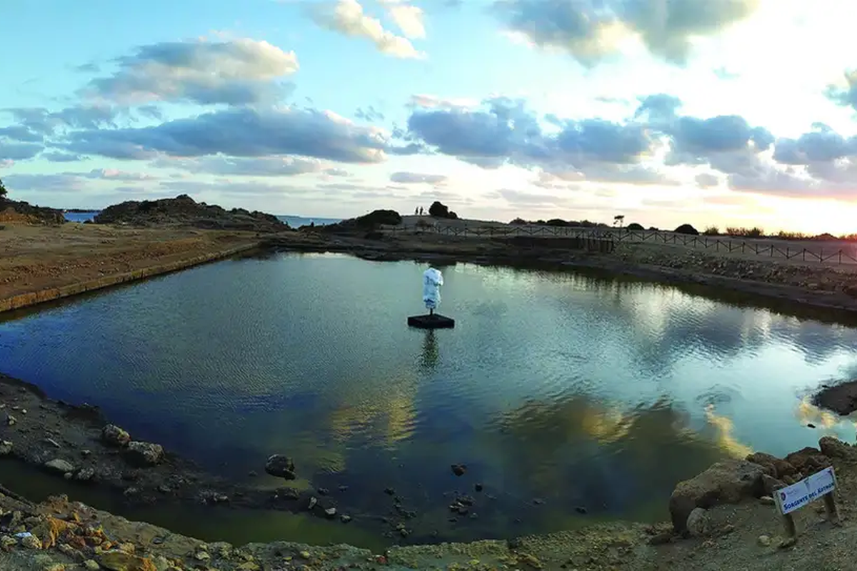 Kolam suci berusia 2.500 tahun yang ditemukan di Sisilia. Kolam tersebut diketahui merupakan danau buatan.
