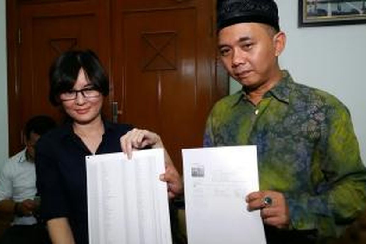 Pasangan calon Walikota dan Wakil Walikota Tangerang Selatan Ikhsan Mojo dan Li Claudia Chandra saat menyampaikan data pemilih fiktif di Tangerang Selatanke Kantor KPU Pusat di Jakarta, Selasa (29/8/2015) 