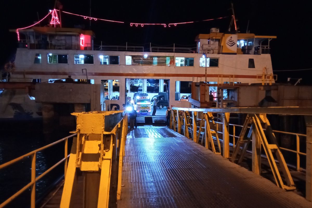 Penumpang dari Bali keluar dari kapal penyeberangan di Pelabuhan Ketapang, Banyuwangi, Senin (3/5/2021).