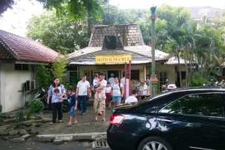 Rumah Makan Soto Betawi H. Ma'ruf yang dipadati pengunjung pada jam makan siang, Sabtu (13/1/2016)