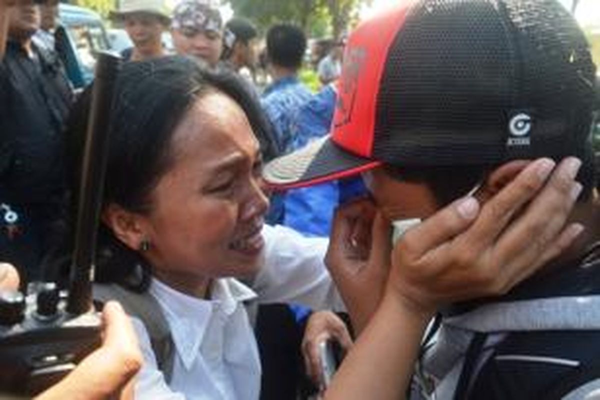 Jemaat GKI Yasmin menangis setelah upaya proses ibadah natal mereka dihalang-halangi oleh Satpol PP dan sekelompok orang yang menolak keberadaan mereka, Kamis (25/12/2014). K97-14