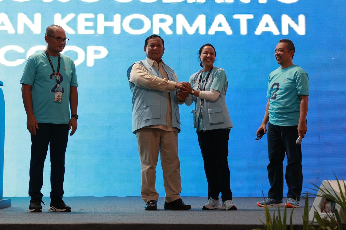 Calon presiden (capres) nomor urut 2 yang juga Ketua Dewan Induk Koperasi Unit Desa (Inkud) Prabowo Subianto dalam acara Seminar Nasional Koperasi Mitra Digital Sejahtera (MDS Coop) di Desa Cinangka, Purwakarta, Jawa Barat (Jabar), Sabtu (16/12/2023).