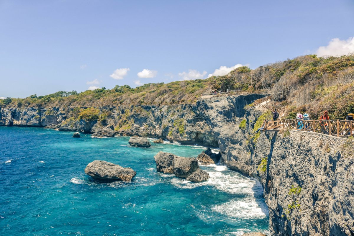 Tebing Appalarang, Kabupaten Bulukumba, Sulawesi Selatan menyuguhkan panorama laut biru yang memukau.