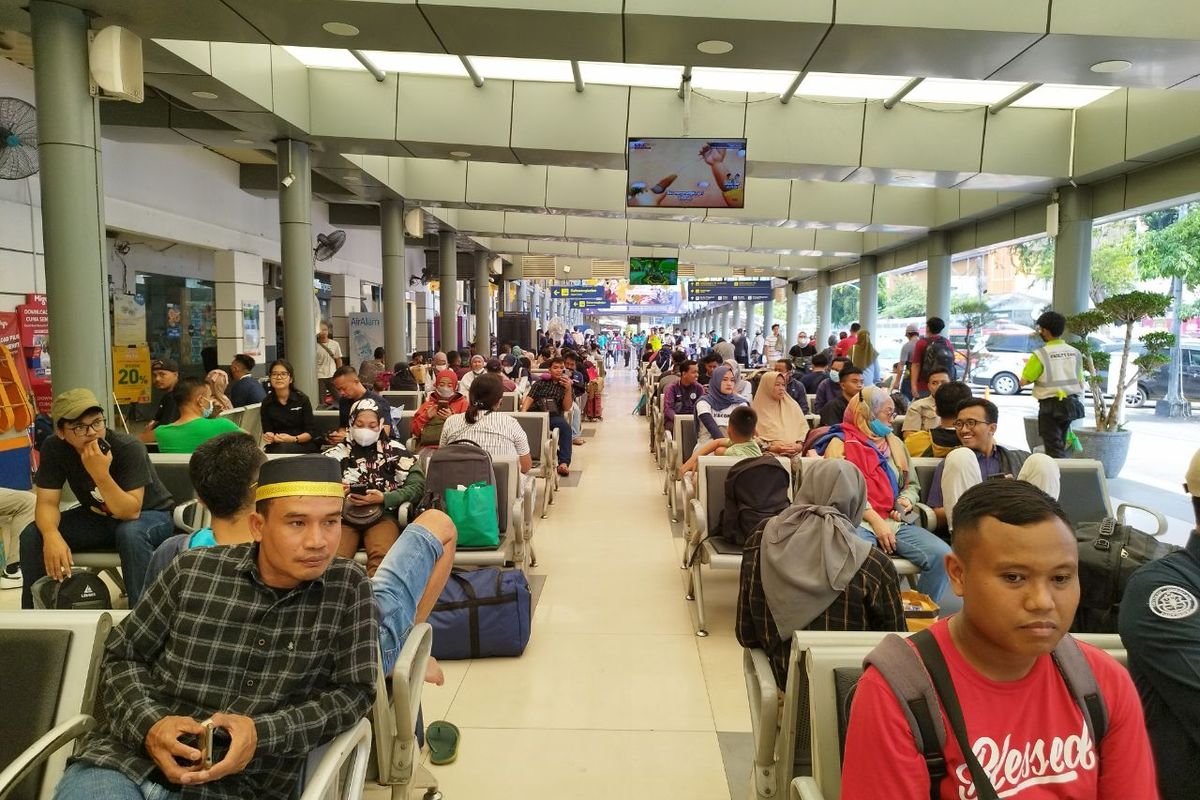 Suasana ruang tunggu Stasiun Pasar Senen di puncak arus mudik, Rabu (19/4/2023). (KOMPAS.com/XENA OLIVIA)