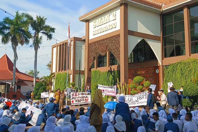 Ratusan siswa SMAN 2 Situbondo Provinsi Jawa Timur menggelar aksi demonstrasi akibat kekecewaannya pohon di taman sekolah dipangkas pada Senin (25/8/2025)