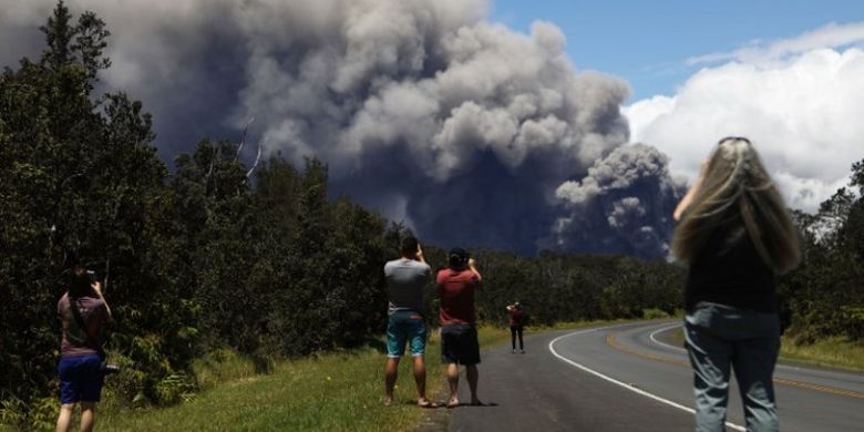 Warga mengambil foto sebagai abu vulkanik dari gunung Kilauea di Big Island, Hawaii pada Selasa (15/5/2018). (AFP/Mario Tama)