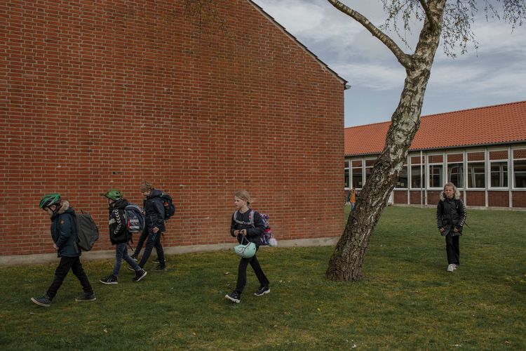 Anak-anak di Denmark kembali bersekolah setelah karantina virus corona dibuka