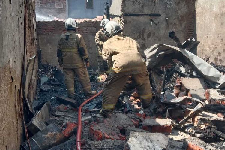 Petugas pemadam kebakaran memadamkan api di Kampung Kulitan, Semarang Tengah, pada Minggu (27/9/2025).