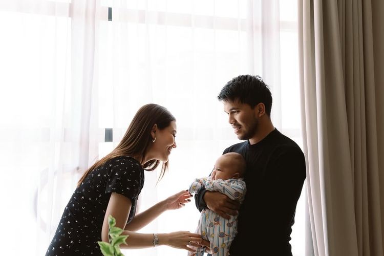 Baby Arash, putra Aaliyah Massaid dan Thariq Halilintar, kini berusia 3 bulan. Inilah potret kebersamaan mereka yang hangat dan menuai banyak pujian.