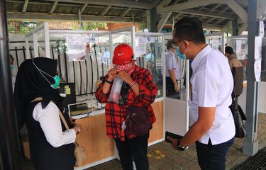Salah satu penumpang kereta tengah mengikuti tes GeNose C19. Mulai 20 Maret 2021, pelayanan tersebut mengalami penyesuaian harga menjadi Rp 30.000 dari sebelumnya Rp 20.000. 
