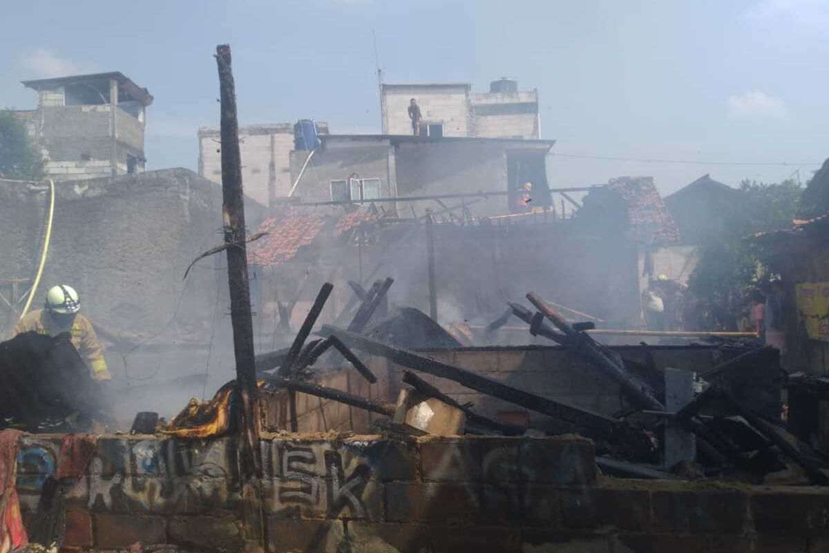 Empat rumah kontrakan terbakar di kawasan Jatinegara, Jakarta Timur, Rabu (1/7/2020)
