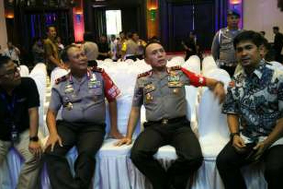 Kapolda Metro Jaya Irjen Pol Mochamad Iriawan (ketiga dari kiri) dan Wakapolda Metro Jaya Brigjen Pol Suntana (kedua dari kiri) meninjau lokasi debat pasangan cagub-cawagub pada Pilkada DKI 2017 di Hotel Bidakara, Jakarta Selatan, Jumat (13/1/2017) siang.