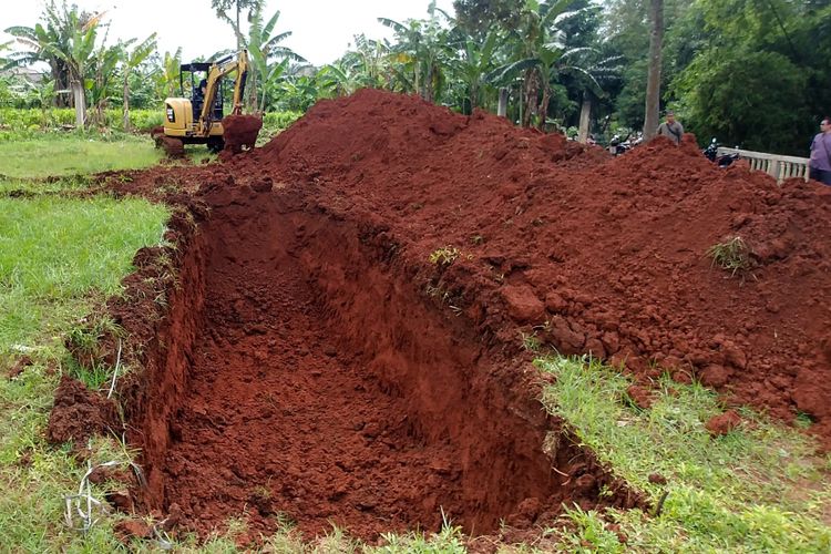 Pemerintah Kota Tangerang Selatan menyiapkan makam atau kuburan massal di Taman Pemakaman Umum Legoso, Pisangan Ciputat Timur, Tangerang Selatan. Kuburan massal itu disiapkan untuk warga setempat yang tewas dalam kecelakaan di kawasan tanjakan emen, Jalan Raya Bandung-Subang, Kampung Cicenang, Ciater Subang, Jawa Barat, Sabtu (10/2/2018) kemarin. 